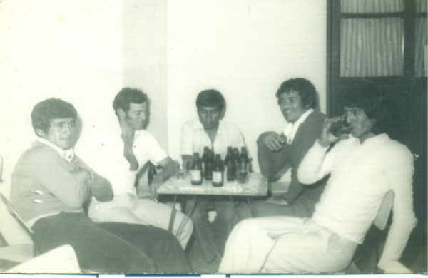 Amigos en el bar Costa Azul Amigos en el bar Costa Azul