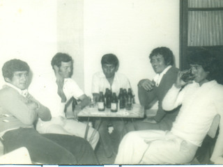 Amigos en el bar Costa Azul Amigos en el bar Costa Azul