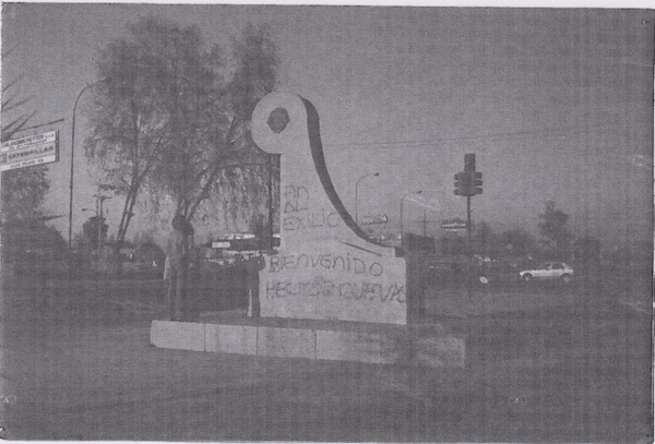 Monumento intervenido en Santiago