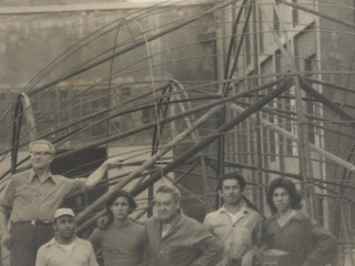 Construcción de escultura de balón de fútbol