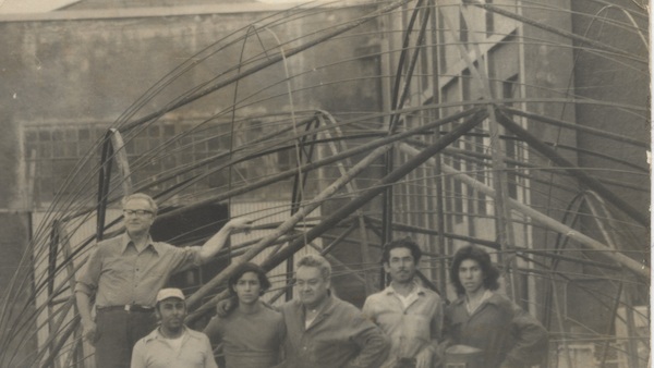 Construcción de escultura de balón de fútbol Construcción de escultura de balón de fútbol