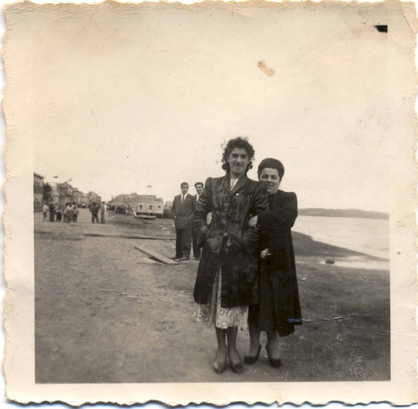 Amigas en la costanera de Quellón