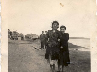 Amigas en la costanera de Quellón