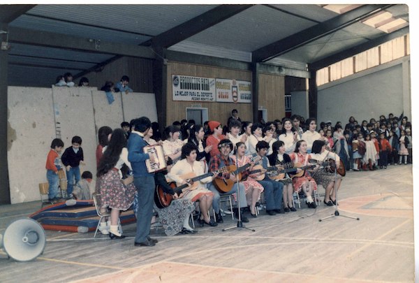 Presentación de grupo folklórica en Quellón Presentación de grupo folklórica en Quellón