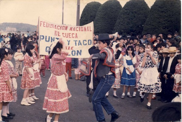 Cueca en la plaza de Quellón Cueca en la plaza de Quellón
