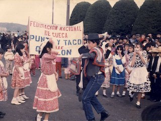 Cueca en la plaza de Quellón Cueca en la plaza de Quellón