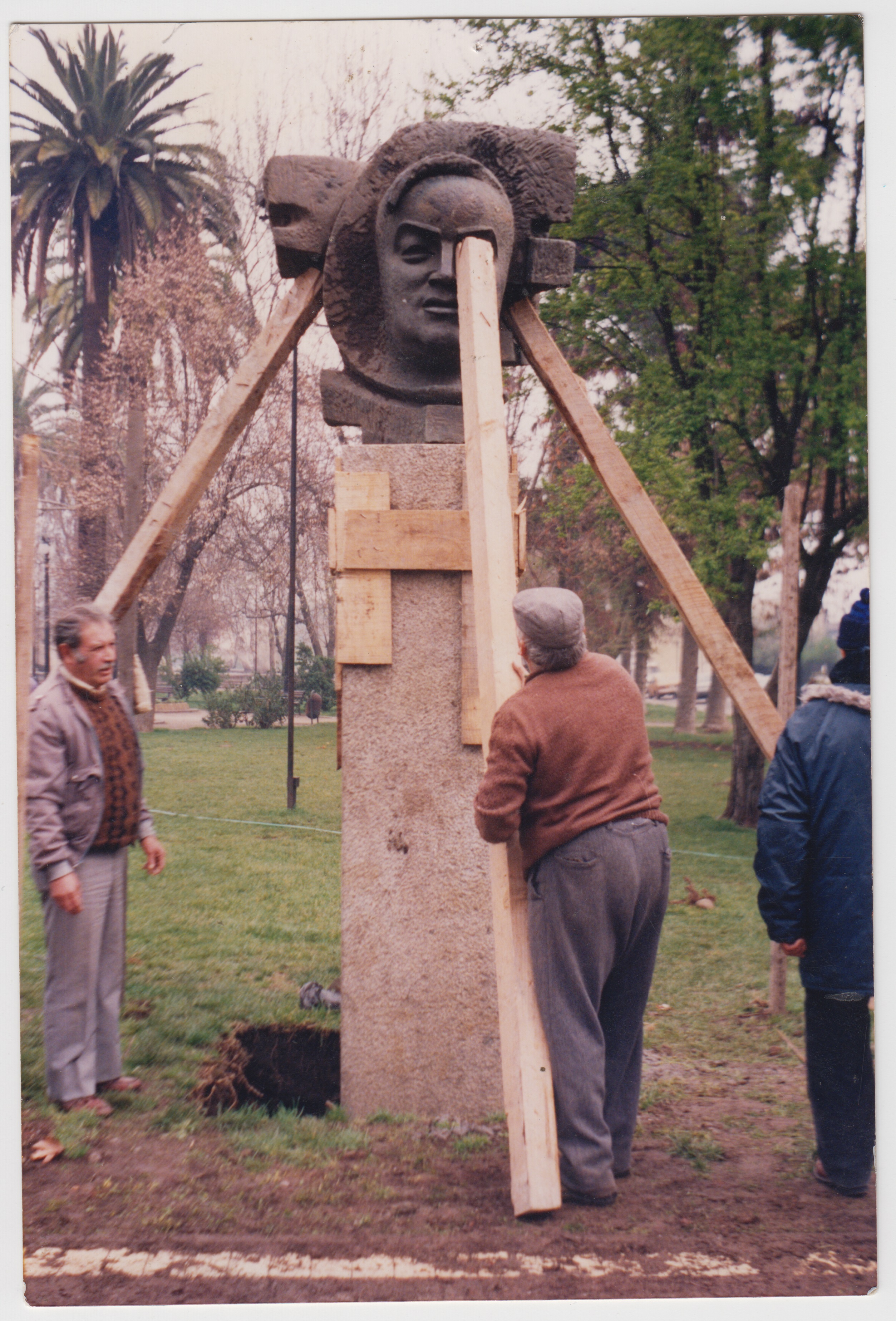 Instalación del monumento de Luis Emilio Recabarren Instalación del monumento de Luis Emilio Recabarren