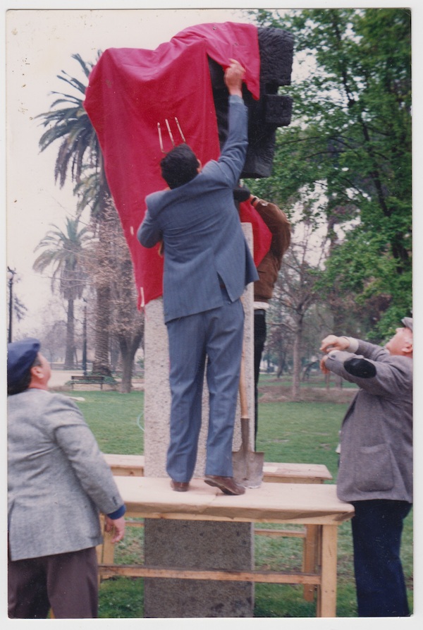 Instalación del monumento de Luis Emilio Recabarren