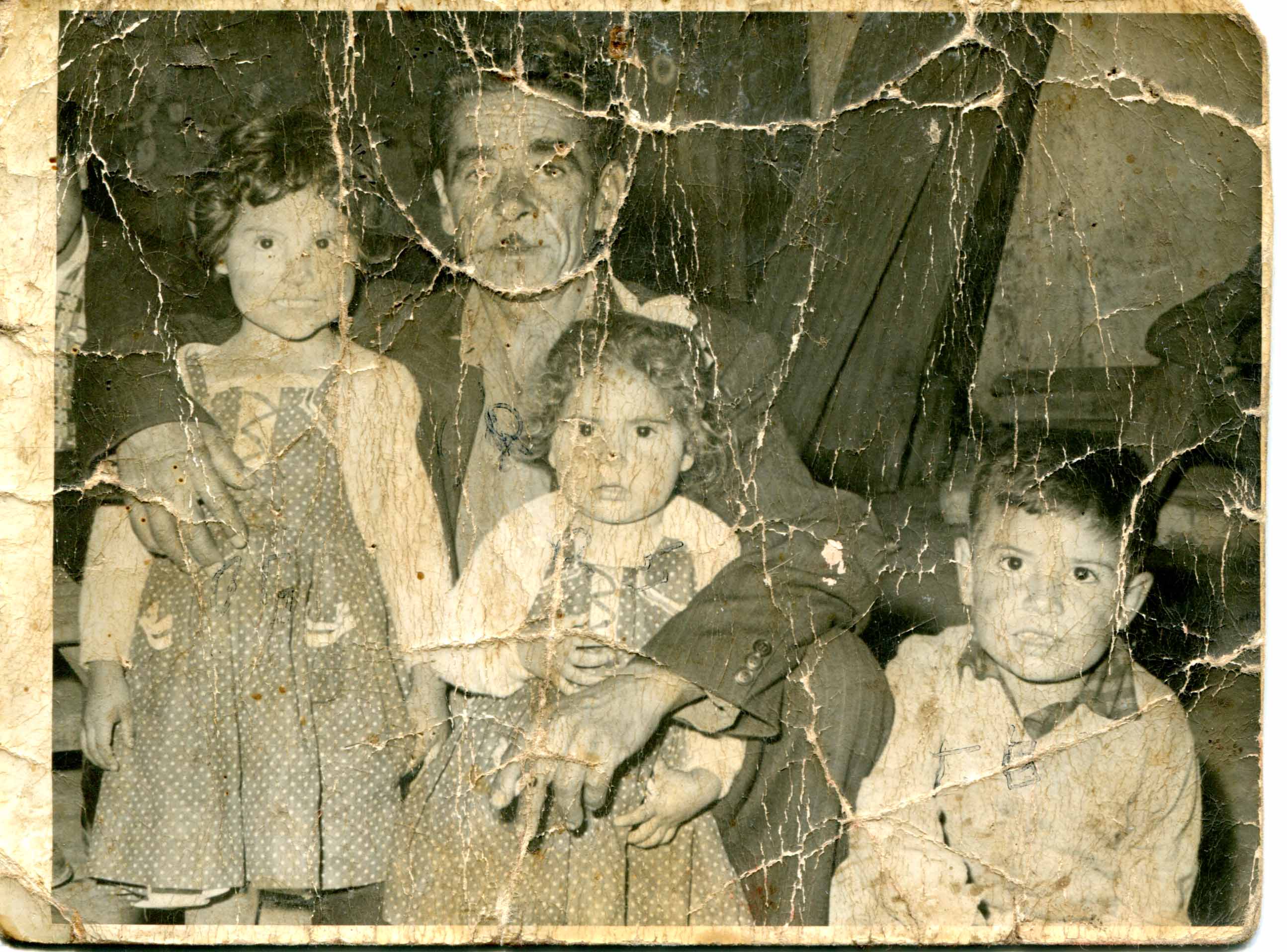 Agustín Salinas y sus sobrinos Agustín Salinas y sus sobrinos