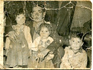 Agustín Salinas y sus sobrinos Agustín Salinas y sus sobrinos