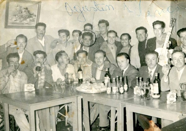 Reunión de amigos en un bar de Coquimbo