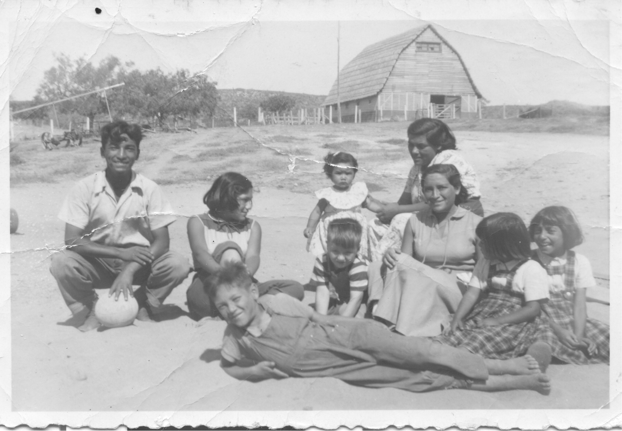 Familia Vega frente a la pesebrera de la Hacienda El Tangue Familia Vega frente a la pesebrera de la Hacienda El Tangue