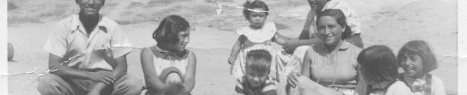 Familia Vega frente a la pesebrera de la Hacienda El Tangue