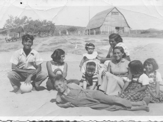 Familia Vega frente a la pesebrera de la Hacienda El Tangue