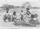 Familia Vega frente a la pesebrera de la Hacienda El Tangue
