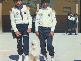 Primos en un desfile de fiestas patrias