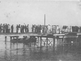 Marinos en el muelle de Tongoy