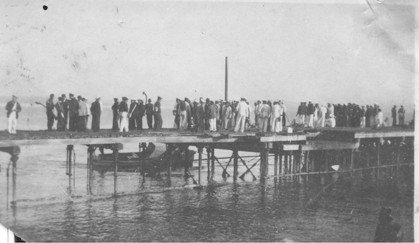 Marinos en el muelle de Tongoy