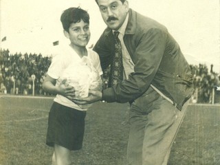 Premio a niño de la población Juan Aspeé