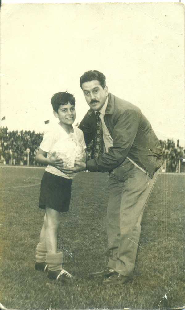 Premio a niño de la población Juan Aspeé