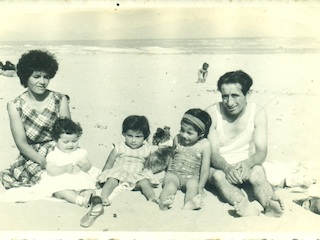 Paseo familiar a la playa Paseo familiar a la playa
