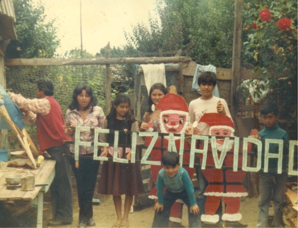 Preparación de Navidad en la población Juan Aspeé