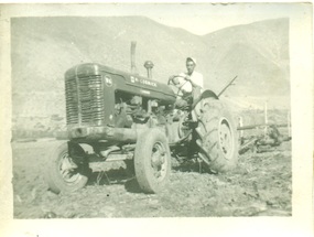 Conductor de tractor en un asentamiento de Cerrillos de Rapel