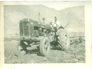 Conductor de tractor en un asentamiento de Cerrillos de Rapel