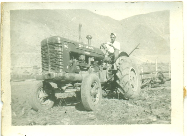 Conductor de tractor en un asentamiento de Cerrillos de Rapel