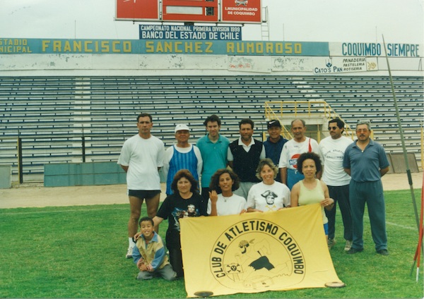 Atletas en el estadio Francisco Sánchez Rumoroso