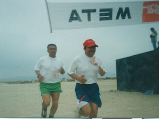 Bernardino Alcavil en una competencia de cross country