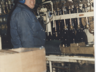 Trabajador de la sección embotellación de la CCU Trabajador de la sección embotellación de la CCU
