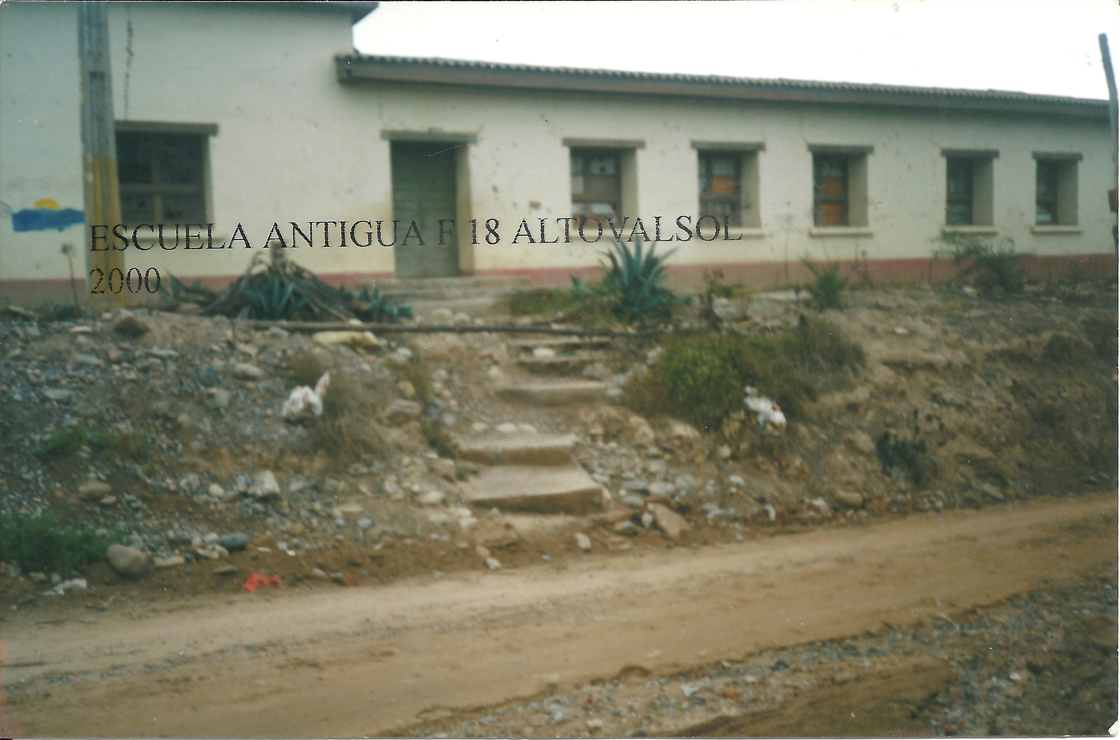 Fachada de colegio antiguo en Altovalsol