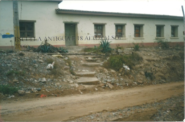 Fachada de colegio antiguo en Altovalsol