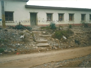 Fachada de colegio antiguo en Altovalsol