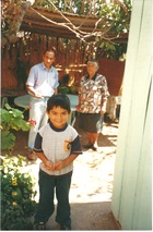 Familia en el patio de su casa