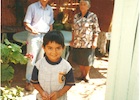 Familia en el patio de su casa