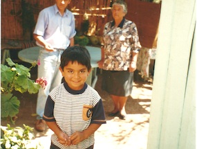 Familia en el patio de su casa