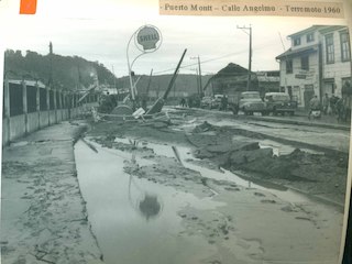 Avenida Angelmó luego del terremoto de 1960 Avenida Angelmó luego del terremoto de 1960