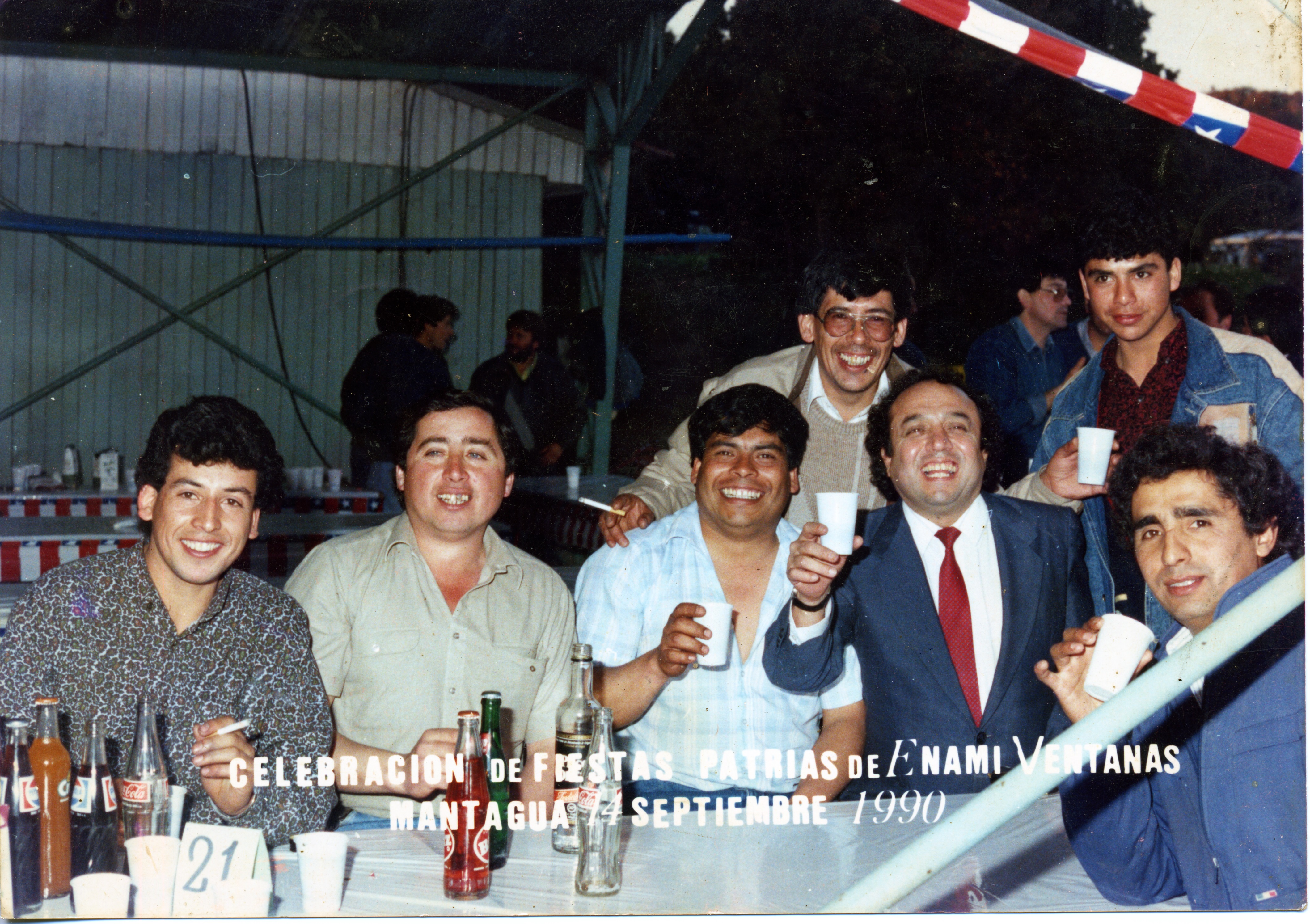 Amigos celebran fiestas patrias Amigos celebran fiestas patrias