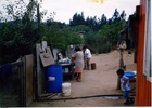 Mujeres lavando loza Mujeres lavando loza