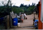 Mujeres lavando loza Mujeres lavando loza