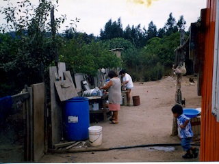 Mujeres lavando loza