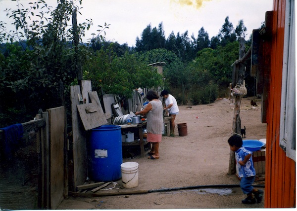 Mujeres lavando loza