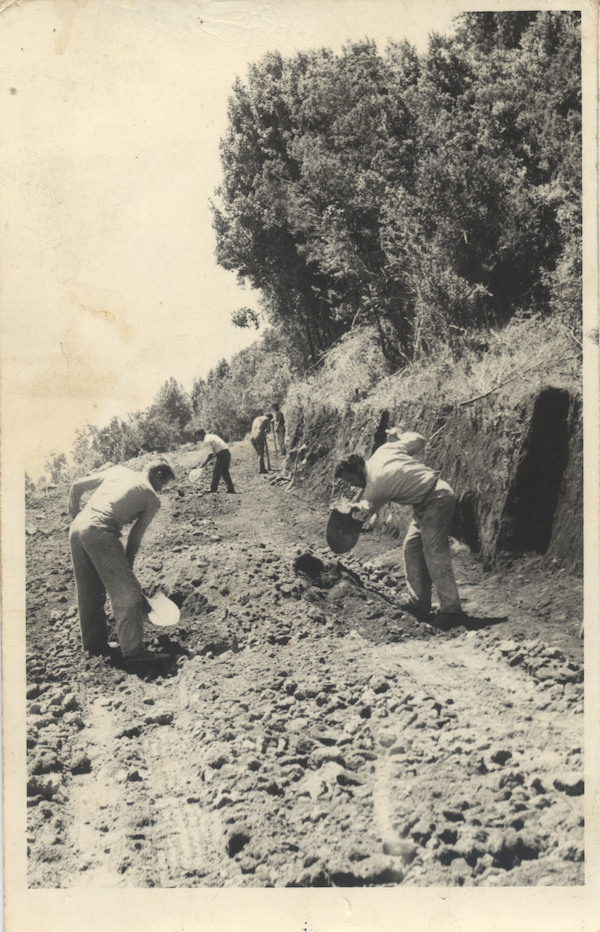 Obreros trabajan en el camino a Riñinahue Obreros trabajan en el camino a Riñinahue