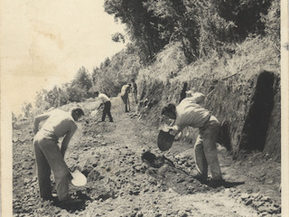 Obreros trabajan en el camino a Riñinahue Obreros trabajan en el camino a Riñinahue