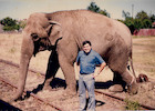 José Emilio Morales junto a la elefanta Leyla