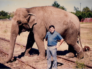 José Emilio Morales junto a la elefanta Leyla