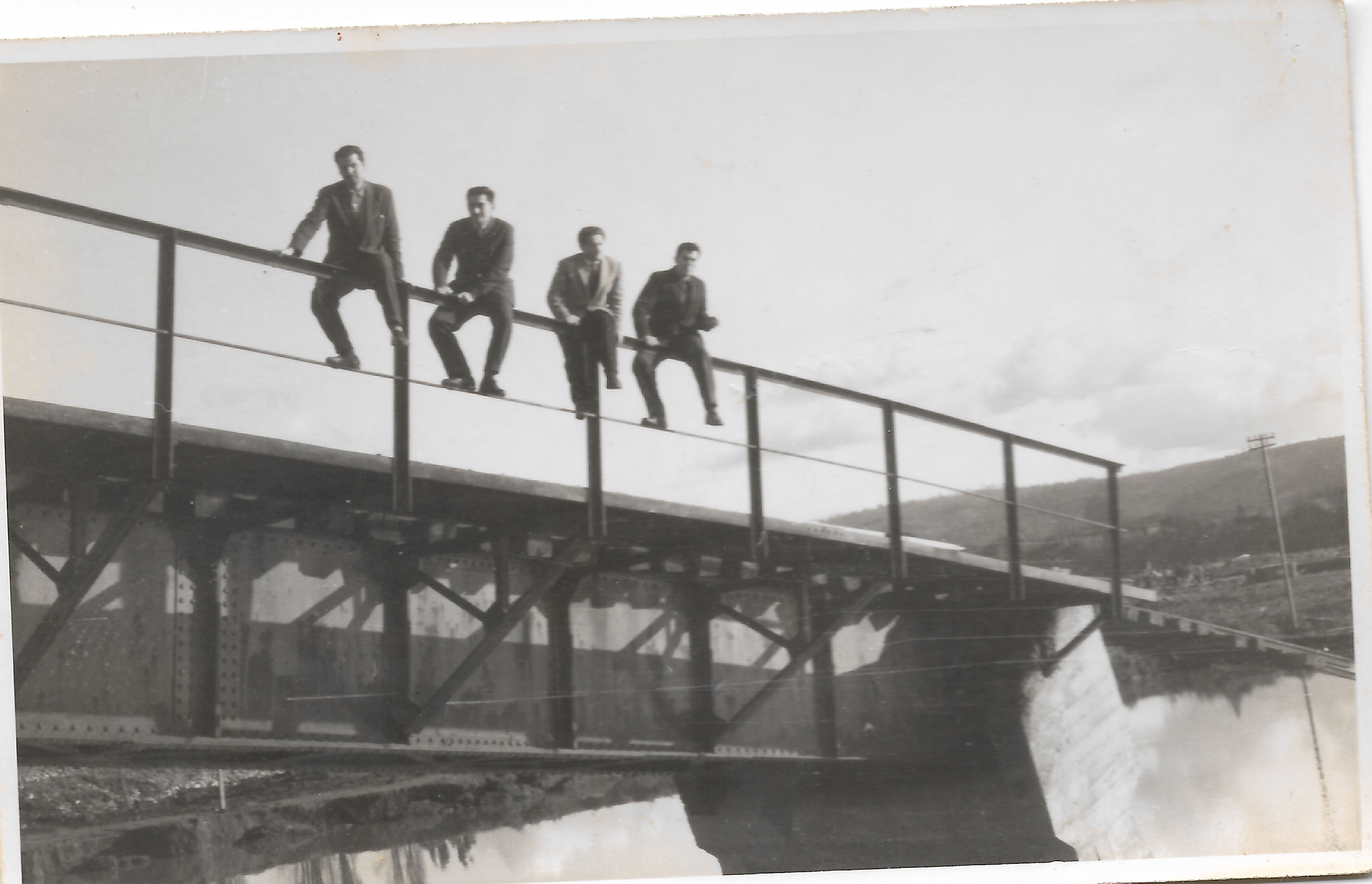 Ferroviarios en un puente afectado por el terremoto de 1960
