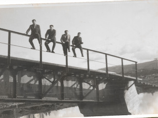 Ferroviarios en un puente afectado por el terremoto de 1960